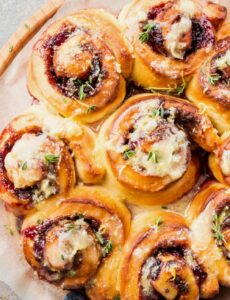 Rollo de queso al ajillo